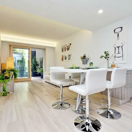 Green Terraced Apartment. 3 Stops From Colosseum ローマ