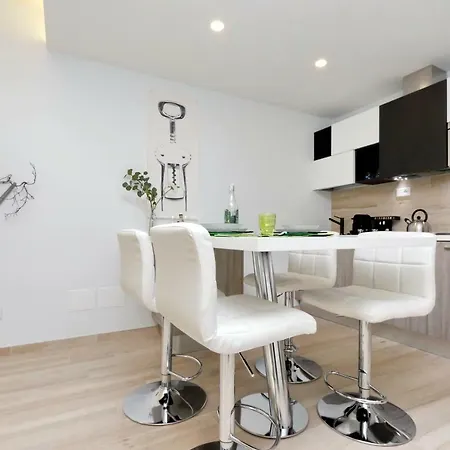 アパート Green Terraced Apartment. 3 Stops From Colosseum *