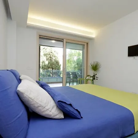 Green Terraced Apartment. 3 Stops From Colosseum Appartamento